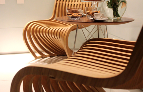 Cadeiras com design moderno feitas em madeira e mesa de centro